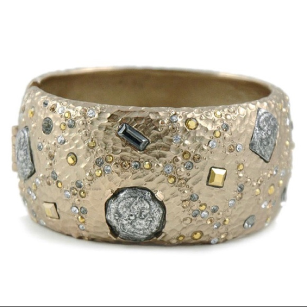 Tat2 Gold Cuff with magnet closure